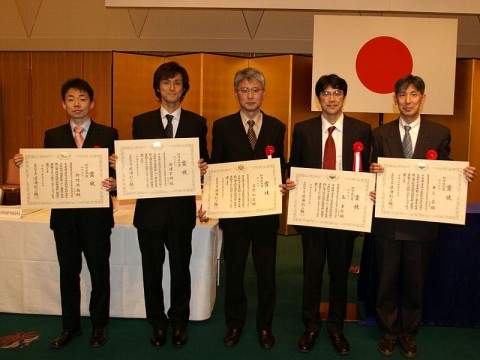 「写真左から、松村浩由、安達宏昭、高野和文、森勇介、井上豪」